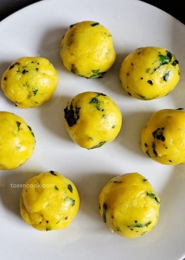 Round Batata Vada Balls placed in the plate